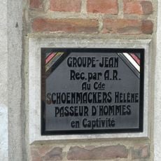 Monument bij de grafkelder van de familie Schoenmaeckers