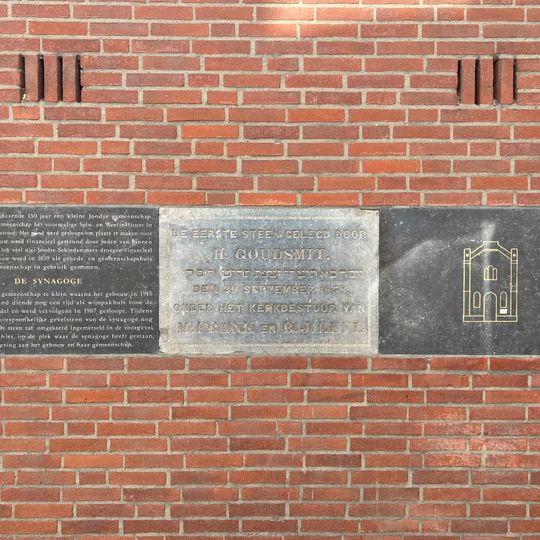 Herdenkingssteen van de eerstesteenlegging van de voormalige synagoge