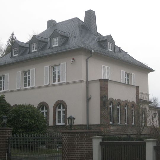 Wohnhaus in offener Bebauung mit Garten und Einfriedung Zeppelinstraße 6