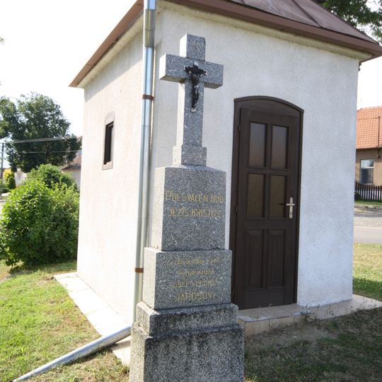 Kříž u kaple v Ocmanicích