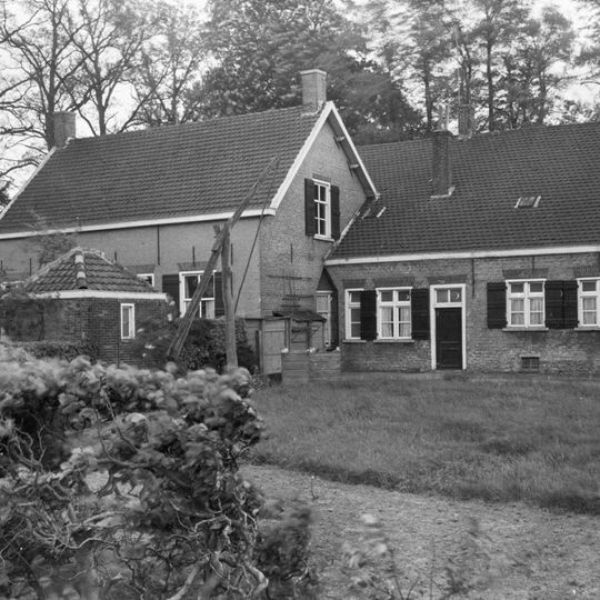 Pand onder een dak met het nr 2