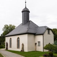 Sachgesamtheit Friedhof Zschopau mit folgenden Einzeldenkmalen: Friedhofskirche mit acht Grabmalen und Bildstock an der äußeren Kirchenwand, Leichenhalle, sechs Grabmale auf dem Friedhof, Friedhofseinfriedung mit Friedhofstor an der Alten Marienber
