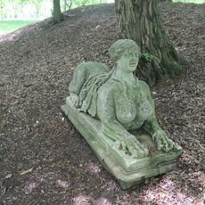 Levá socha Sfingy v zámeckém parku v Budišově