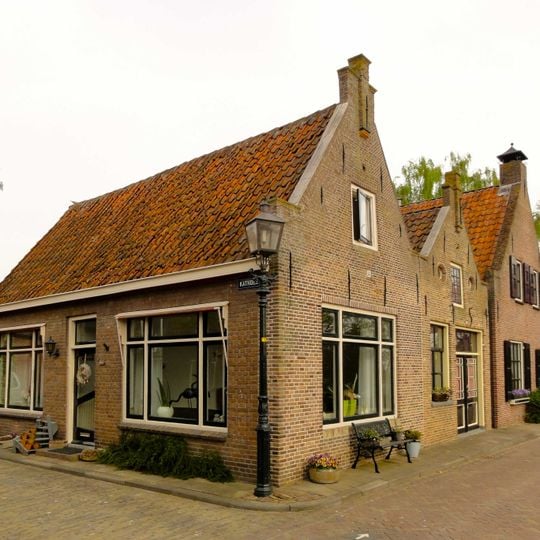 Pand met topgevel met toppilaster en gewijzigde gevel aan de Kathoek