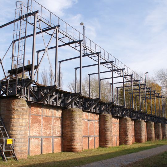 Estakada kolejowa z torowiskiem