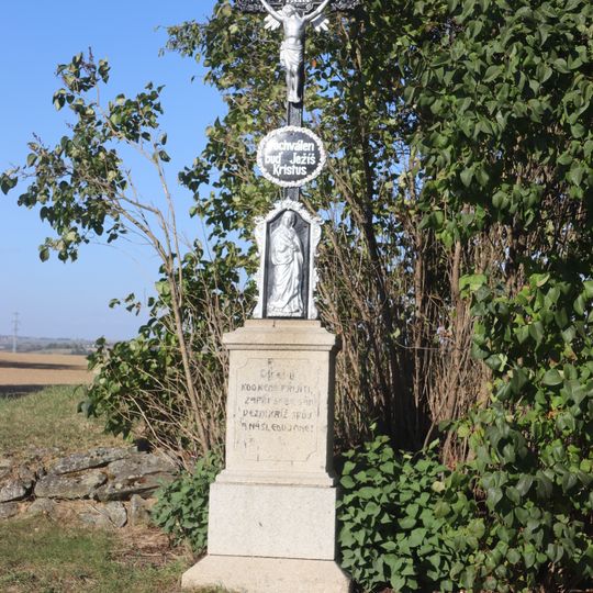 Kříž na severním okraji Dolních Lažan