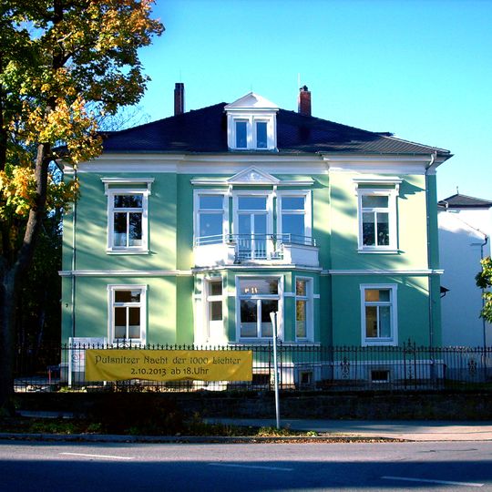 Villa mit rechtwinkelig angebautem Nebengebäude und Einfriedung Bahnhofstraße 7