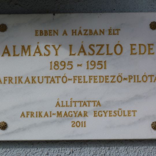 Almásy László emléktáblája egykori lakóházán