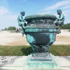 Vase avec têtes de boucs et satyres