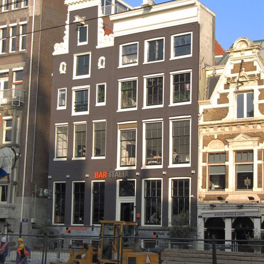 Pand met gevel onder rechte lijst