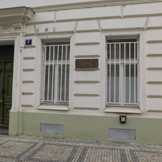 Pamětní deska Jana Kefera na domě Pavla Švandy ze Semčic 850/7 na Smíchově