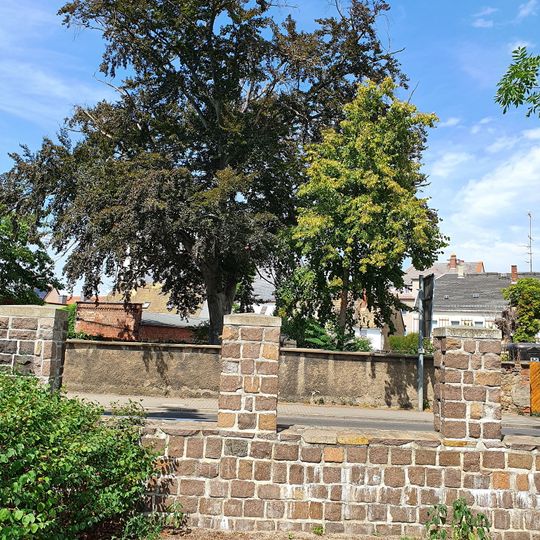 Einfriedungsmauer und Mauerreste