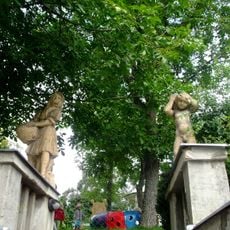 Terasa domu Na stráži 11 se sochařskou výzdobou a altánem