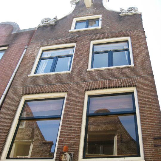 Pand met ingezwenkte halsgevel