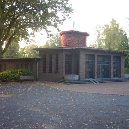 Tor, Pförtnerhaus und Kapelle des Zentralfriedhofs Bad Godesberg