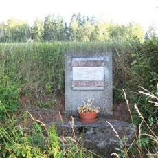 Pomník padlým v květnu 1945 u silnice jižně od Roztok u Jilemnice