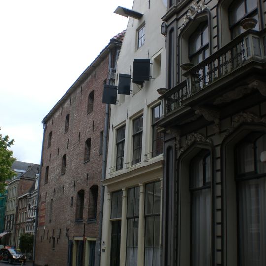 Onderkelderd huis met gepleisterde tuitgevel