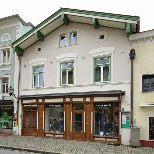 Wohn- und Geschäftshaus