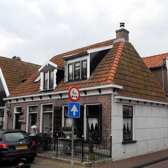 Bakkerij en bakkerswinkel, later schoenmakerij en schoenenwinkel