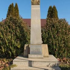 Pomník padlým v Loučce na návsi