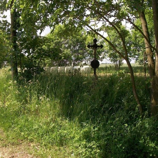 Kříž u Chmelné u rozcestí polních cest