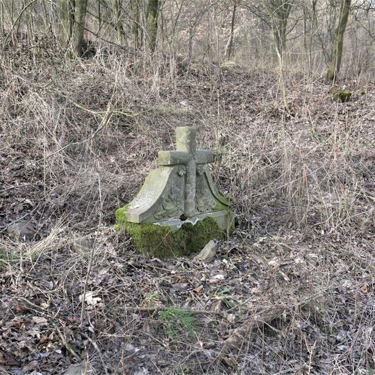 Kříž nad tůní u cesty západně od Maškovic