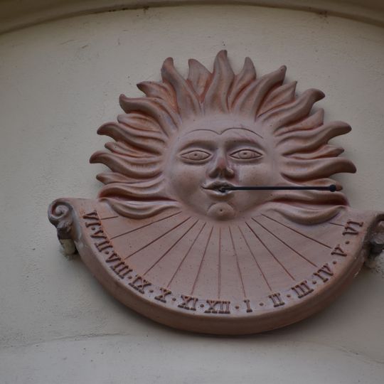 Sluneční hodiny na nároží domu čp. 947, Plachého 10 / Kardinála Berana 21