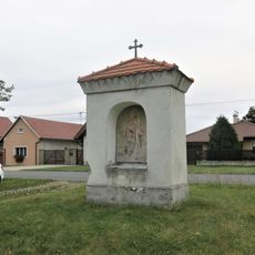 Kaplička na návsi ve Veltrubech