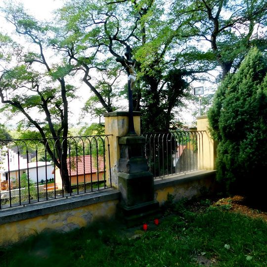 Kříž u kostela v Jirnách