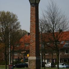 Twee lantaarns met zitbanken