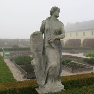 Socha alegorie svobodných umění v zahradě špitálu v Kuksu