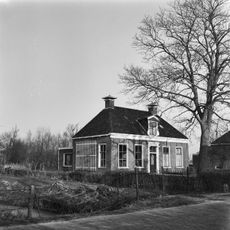 Kop-hals-rompboerderij met onderkelderd voorhuis