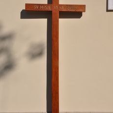 Misijní kříž u zdi kostela svatého Vavřince