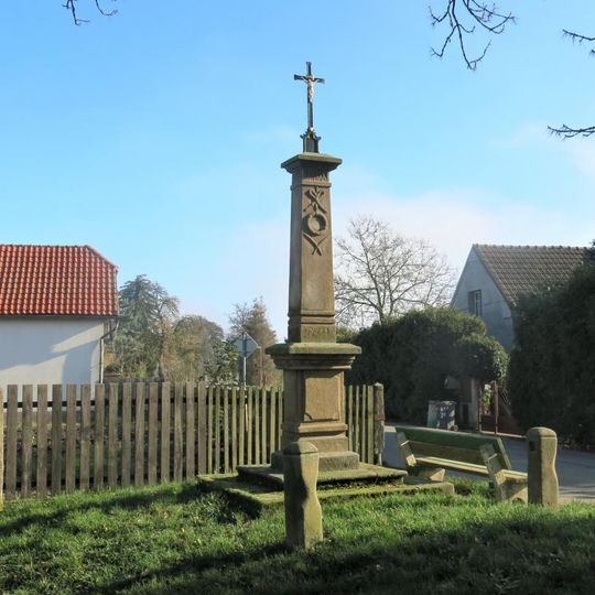 Kříž na rozcestí u domu 106 v Horním Slivně