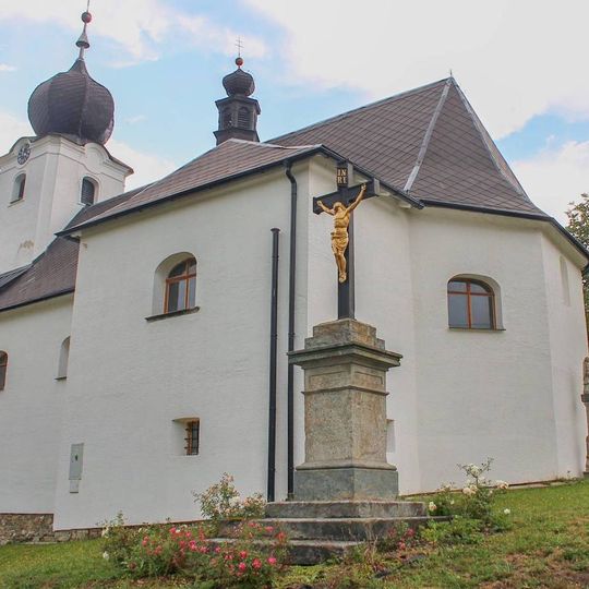 Kříž ve Vernířovicích u kostela