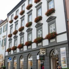 Wohn- und Geschäftshaus