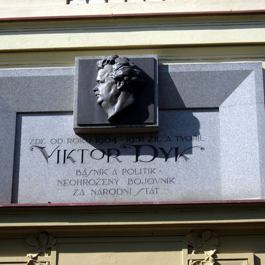 Pamětní deska Viktora Dyka na domě Dykova 1118/23 na Vinohradech