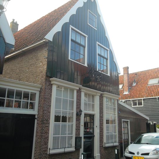 Pakhuis met zadeldak en houten voorschot met topmakelaar