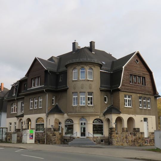 Mietshaus in offener Bebauung in Ecklage Erfenschlager Straße 98