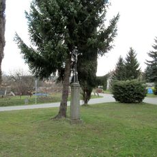 Kříž v Ražicích na křižovatce