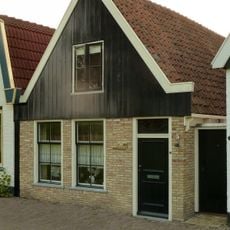 Pandje met houten voorschot en goede aanzet-en topdetails. Aardig bovenlicht; topvenster met roeden