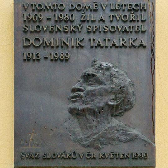 Pamětní deska Dominika Tatarky na náměstí Jiřího z Lobkovic 2288/20 na Vinohradech