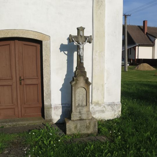 Kříž u kaple Krista Krále v Bělčovicích