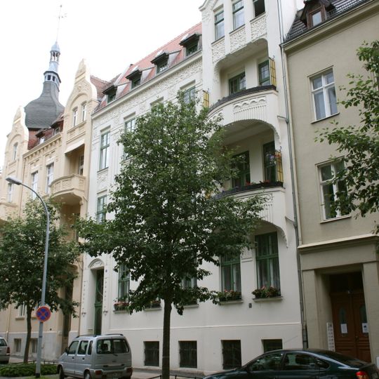 Mietshaus in geschlossener Bebauung Joliot-Curie-Straße 5