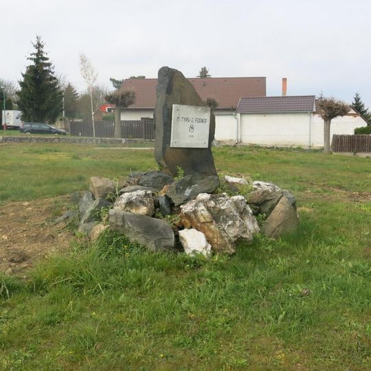 Tyršův a Fügnerův pomník na návsi v Kojicích