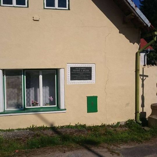 Kříž v Deštné u pamětní desky Tomáše Bílka