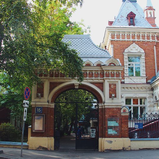 Ограда с парадными воротами