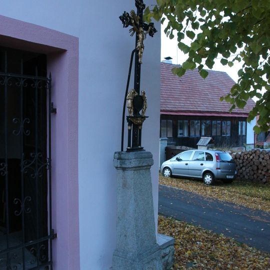 Kříž u kaple v Malči