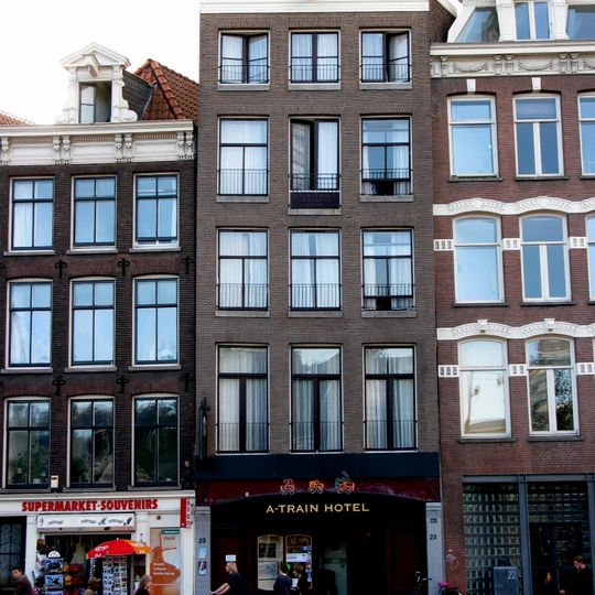 Pand met gevel onder rechte lijst