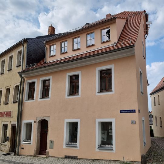 Wohnhaus in Ecklage und halboffener Bebauung Bischofswerdaer Straße 21